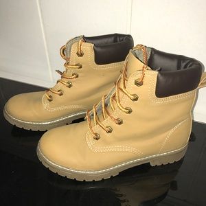 Woman's size 8 faux timberlands